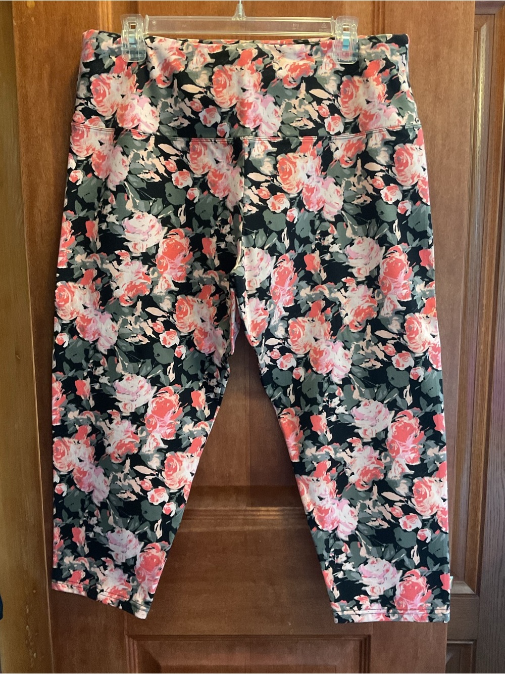 Women’s Suave Floral Capri Legging, Size XL.